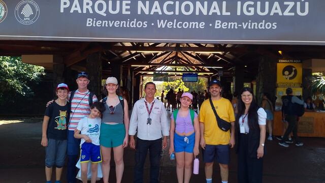 Familia porteña es “el turista un millón” en Cataratas y afianza el récord del destino misionero.