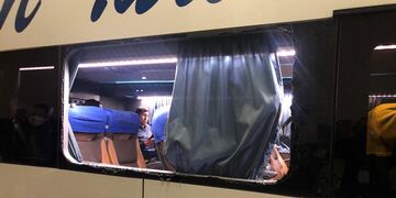 Así quedó una de las ventanillas del micro que transportaba a la delegación de Boca hacia el estadio.