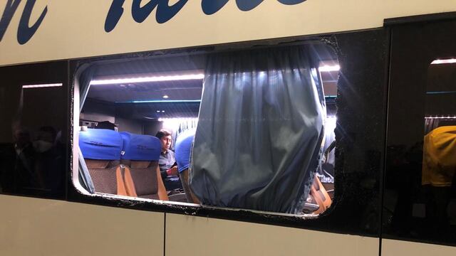 Así quedó una de las ventanillas del micro que transportaba a la delegación de Boca hacia el estadio.