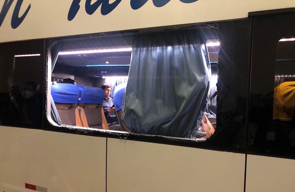 Alerta en Boca: agredieron al micro de los jugadores cuando llegaba al estadio y le rompieron varios vidrios