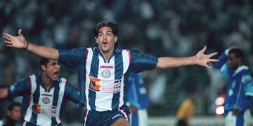 Julián Maidana, capitán de Talleres, festeja su gol frente a Sportivo Alagoano en la Copa Conmebol esa noche de diciembre de 1999.