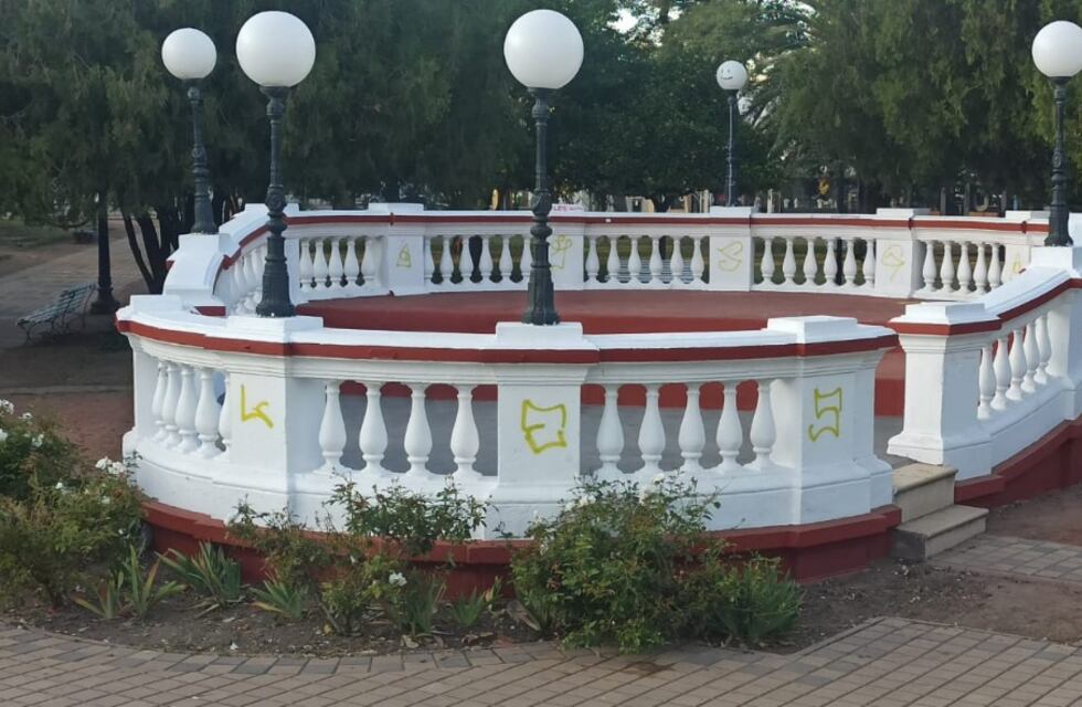 Denuncian vandalismo en la Plaza 25 de Mayo