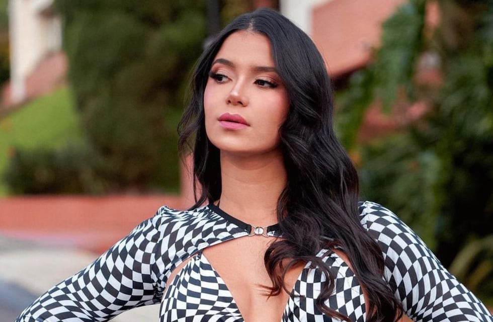 Jenn Muriel mostró un truco viral para hacer un top y casi muestra de más