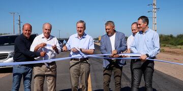 El gobernador inauguró el puente Juan Pablo II, que comunica la avenida Costanera F. Acosta con la calle Juan XXIII.