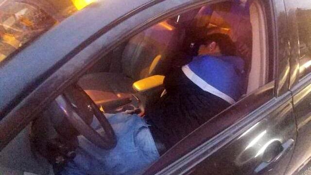 Un hombre dormía alcoholizado en su auto y terminó en la comisaría