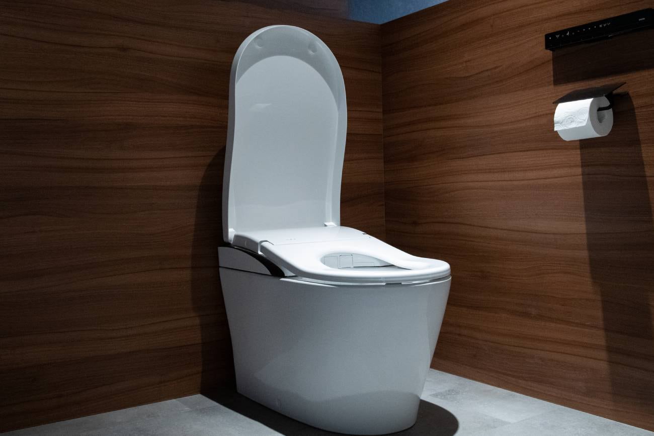 Los fabricantes de inodoros modernos también realizaron ajustes ergonómicos sobre el diseño tradicional, como en el modelo Washlet Neorest LS de Toto, que optimiza el apoyo de la cadera. (DPA)