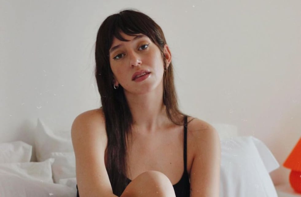 Garota de Ipanema: Leticia Siciliani posó en microbikini desde las playas de Brasil y reveló un tatuaje