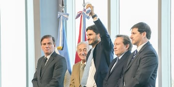 El gobernador de Santa Fe, Maximiliano Pullaro, al recibir su diploma como convencional constituyente