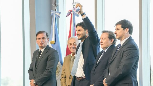 El gobernador de Santa Fe, Maximiliano Pullaro, al recibir su diploma como convencional constituyente