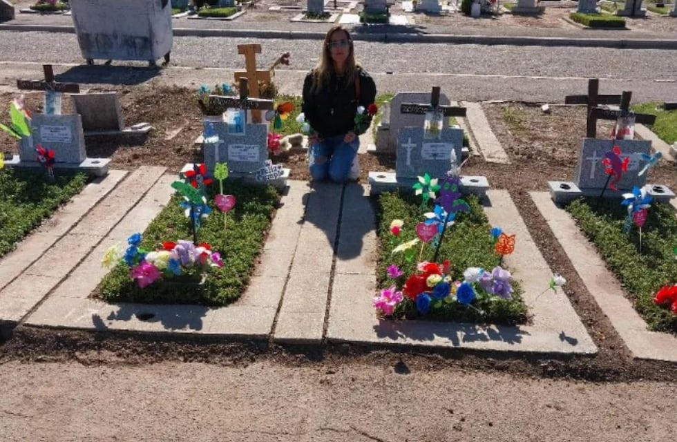 El conmovedor video de una madre que perdió a sus cuatro hijos y que visitó sus tumbas