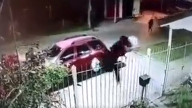 El momento preciso en que el joven trepa la reja escapando de los asaltantes. Foto captura de pantalla @CtralDeNoticias