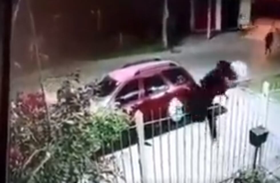 Longchamps: el video del asalto piraña a un joven que saltó una reja para salvarse de una golpiza