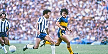 Mosquera y Maradona en un Boca Talleres de 1981.