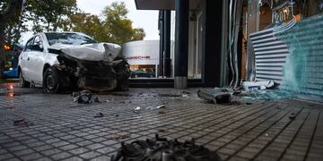 El vehículo chocó con una concesionaria en zona norte