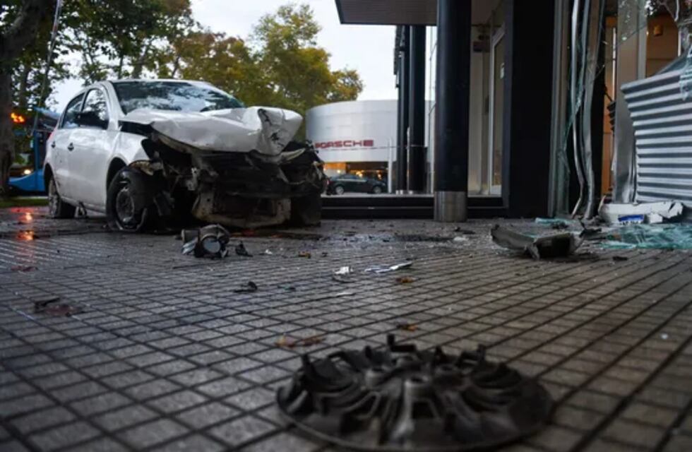 Huían de un control policial y chocaron contra una concesionaria en la zona norte de Rosario