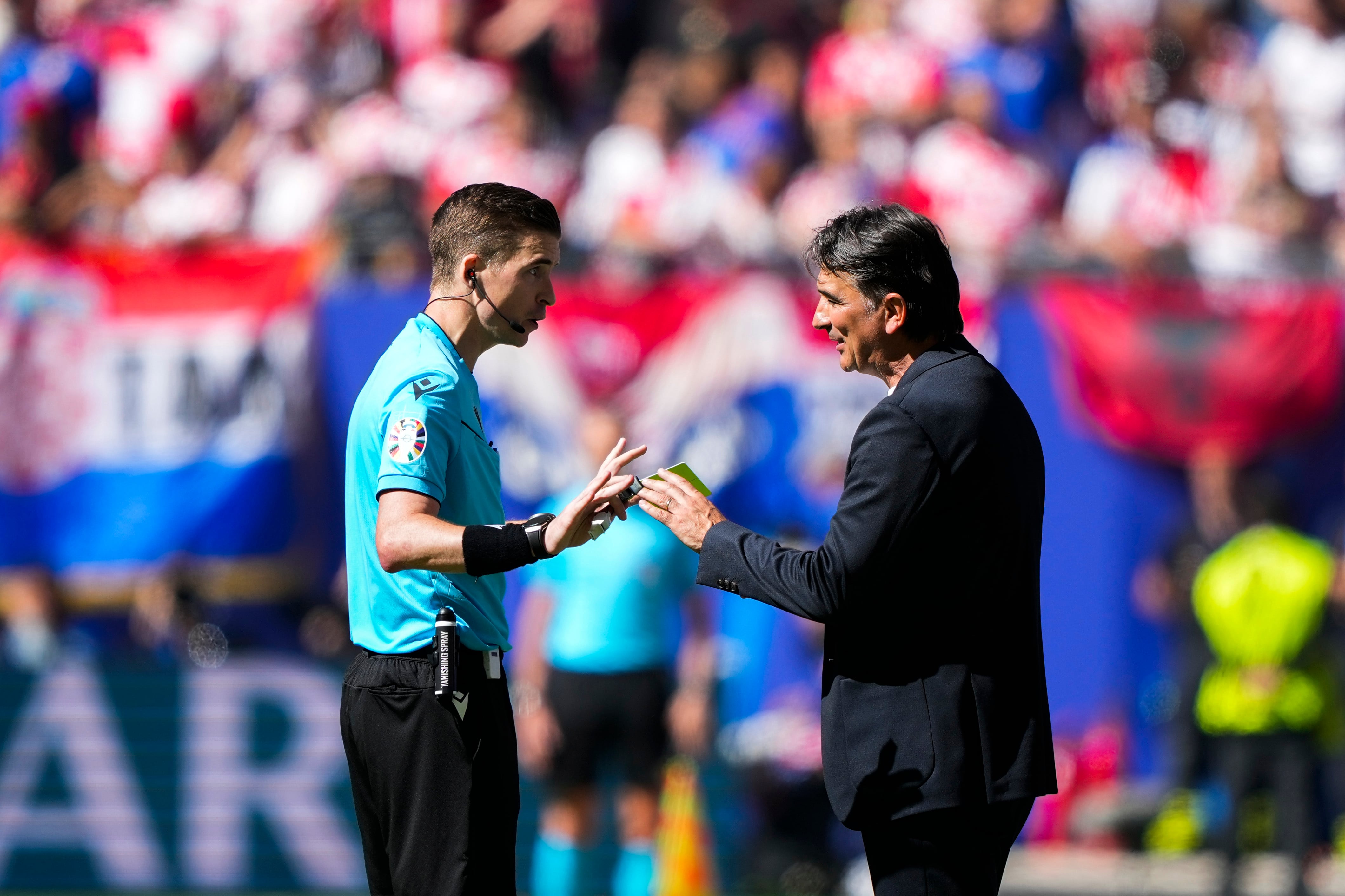 El entrenador croata Zlatko Dalic habla con el árbitro francés François Letexier en el encuentro del Grupo C ante Albania en la Eurocopa el miércoles 19 de junio del 2024. (AP Foto/Ebrahim Noroozi)