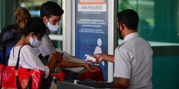 Los controles a los viajeros son claves para evitar el ingreso de las mutaciones del virus. (Nicolás Bravo/La Voz)