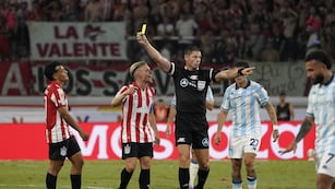 Reclamos de Racing al árbitro Nicolás Ramírez por una falta en la que lesionaron al arquero Cambeses.