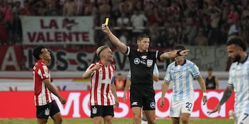 Reclamos de Racing al árbitro Nicolás Ramírez por una falta en la que lesionaron al arquero Cambeses.