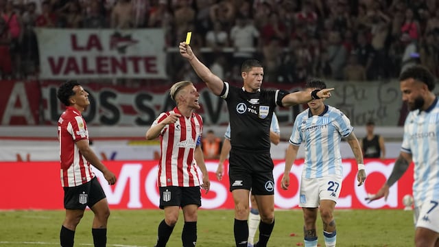 Reclamos de Racing al árbitro Nicolás Ramírez por una falta en la que lesionaron al arquero Cambeses.