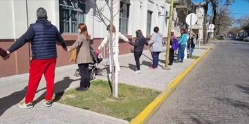 Abrazo simbólico de padres al Colegio San José
