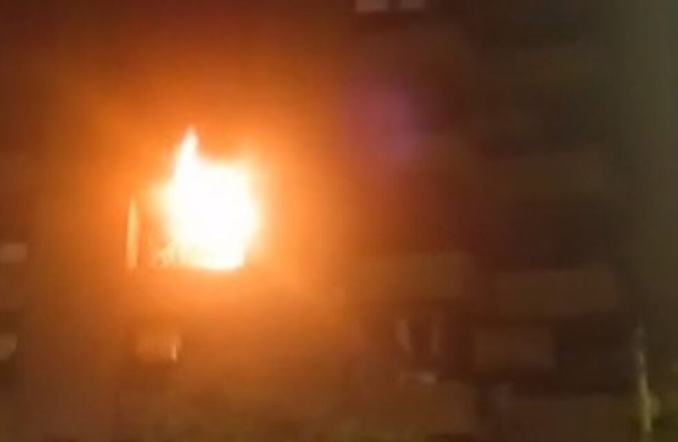Videos: el feroz incendio de un departamento en pleno centro de la ciudad de Córdoba