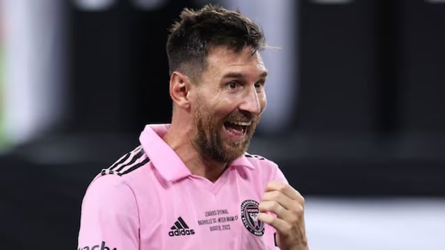 El astro argentino paseaba por Miami cuando se encontró con unos argentinos que le hicieron un particular regalo.