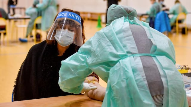 TEST. Para medir anticuerpos se requiere una muestra de sangre. (AP)