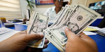 Consultá el valor del dólar blue en Córdoba este miércoles 17 de septiembre. (AP/Ilustrativa)