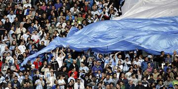 Los hinchas explotaron cuando se realizaron los cuatro cambios al mismo tiempo. (Foto: AP)