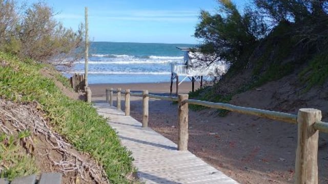 Piden urgente puesta en valor de las bajadas a la playa de Pehuen Co.