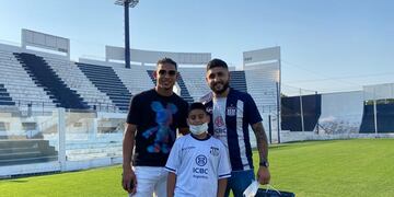 Diego Valoyes en la Boutique con Valentino, que lo tiene como ídolo. Los acompañó Agustín, tío del pequeño gran hincha (prensa Talleres).