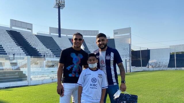 Diego Valoyes en la Boutique con Valentino, que lo tiene como ídolo. Los acompañó Agustín, tío del pequeño gran hincha (prensa Talleres).
