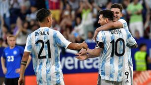 Lionel Messi, junto a los cordobeses Julián Álvarez y Paulo Dybala, quien usará la 10. (AP)
