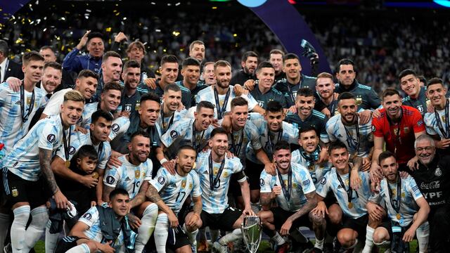 Los jugadores de la selección argentina en el campo de juego de Wembley festejando el 3-0 a Italia. (AP)