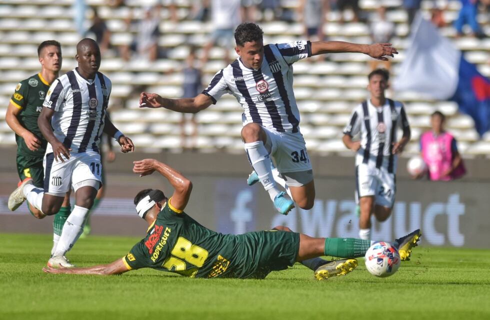 ¿Era roja?: la tremenda patada a un jugador de Talleres que revisó el VAR pero el árbitro solo sacó amarilla