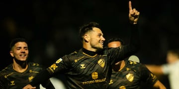Mauro Zárate volvió a enfrentar a Vélez en Liniers y no fue bien recibido por los hinchas.