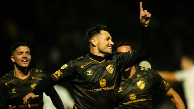 Mauro Zárate volvió a enfrentar a Vélez en Liniers y no fue bien recibido por los hinchas.