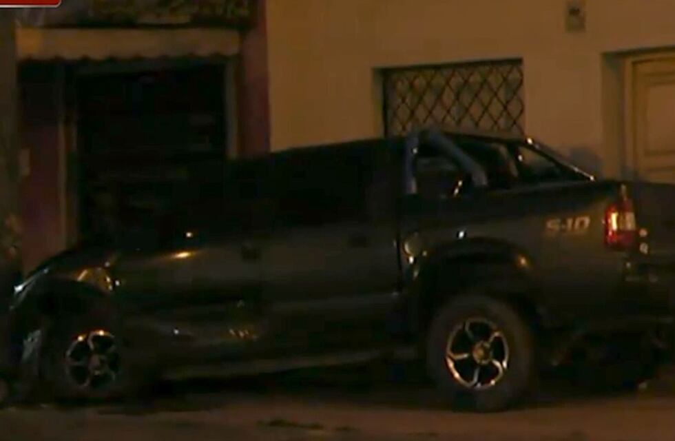 Una camioneta chocó con un auto y se incrustó en una vereda en el macrocentro salteño