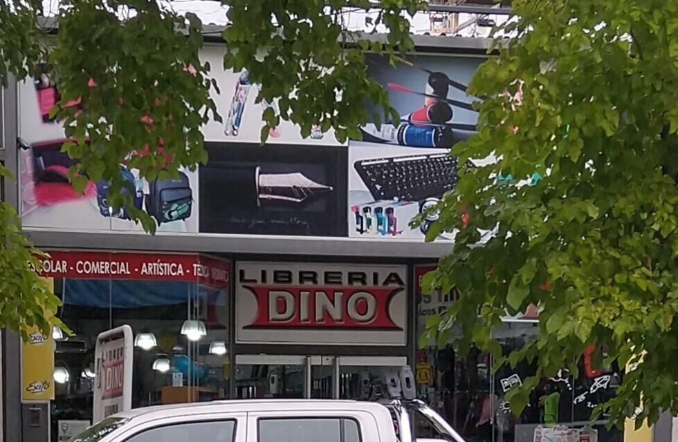 Un niño entró a una librería a mendigar útiles para ir a la escuela y el dueño le regaló una bolsa repleta