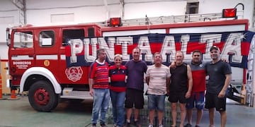 La Filial de Punta Alta de San Lorenzo de Almagro donó agua mineral a los Bomberos Voluntarios.