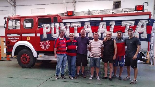 La Filial de Punta Alta de San Lorenzo de Almagro donó agua mineral a los Bomberos Voluntarios.