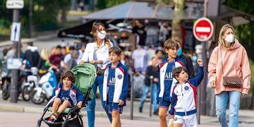 Antonela con sus hijos y un amiguito