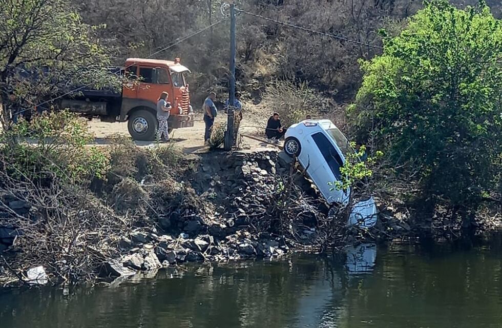 Villa Sarmiento: dejó el auto sin el freno de mano puesto y cayó por un barranco