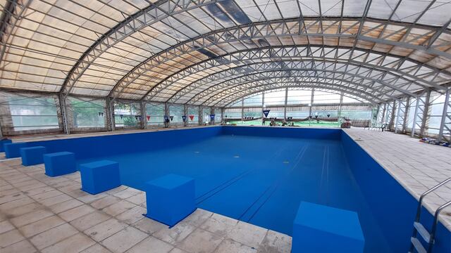 Tragedia en una pileta del Ipef: murió un estudiante de tercer año, quien se convulsionó y se descompensó (UPC).