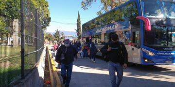 Operadores turísticos realizan una protesta en los ingresos a la Terminal de Mendoza, tras las nuevas restricciones por el coronavirus. Foto Mariana Villa / Los Andes.