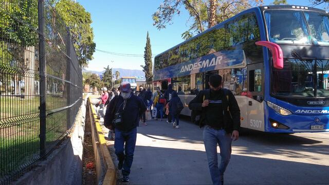 Operadores turísticos realizan una protesta en los ingresos a la Terminal de Mendoza, tras las nuevas restricciones por el coronavirus. Foto Mariana Villa / Los Andes.