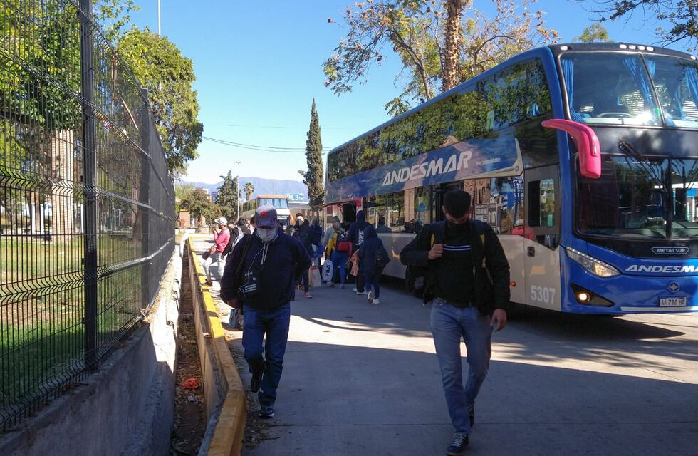 Reclamo por las restricciones: empresas de turismo bloquearon la Terminal