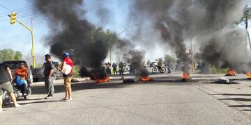 Los vecinos quemaron cubiertas y reclamaron la presencia del intendente, que no se presentó en el lugar. Diario Huarpe.