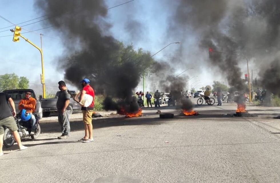 Cansados de la falta de agua, vecinos de Jáchal cortaron las calles y exigen una solución